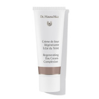 Crème de Jour Régénérante Eclat du Teint Dr. Hauschka : soin pour le visage lissant aux pigments minéraux, équilibre visiblement le teint Crème de Jour Régénérante Eclat du Teint Dr. Hauschka